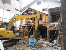 二階建て木造住宅解体工事中